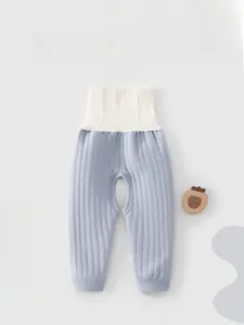 Détail du pantalon bébé à taille haute, entrejambe ouvert et maille côtelée bleue