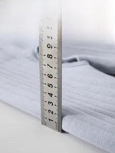 Gros plan du pantalon matelassé pour bébé montrant le tissu thermique épais avec règle