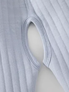 Gros plan sur l'entrejambe ouverte et la texture côtelée du pantalon pour bébé
