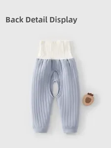 Détails du dos du pantalon bébé à taille haute et entrejambe ouvert en coton côtelé bleu