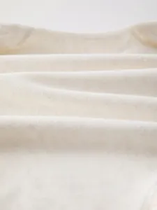 Gros plan sur la texture du tissu en coton blanc doux et respirant pour bébé