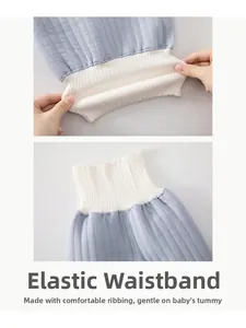 Détail de la taille haute élastique sur le pantalon en coton bleu pour bébé