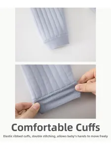 Détail des poignets élastiques avec double couture sur pantalon thermique bébé