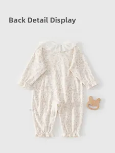 Détail arrière de la grenouillère bébé en coton à fleurs avec col en dentelle fine
