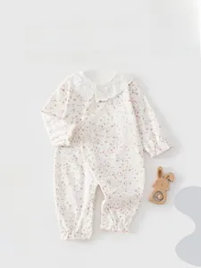 Détail d'un barboteuse pour bébé à fleurs avec col en dentelle et coton doux de qualité