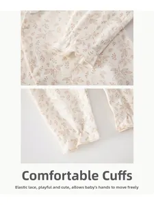 Détails de la grenouillère bébé en coton doux avec motifs lapins et bords élastiques