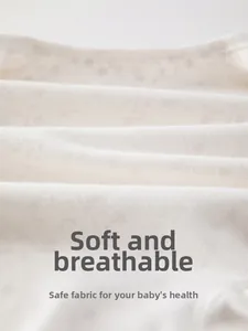 Vue macro du tissu en coton doux pour bébé avec motif floral et texture respirante