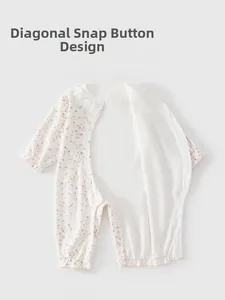 Détail d'une barboteuse bébé en coton fleuri avec col dentelle et boutons pression