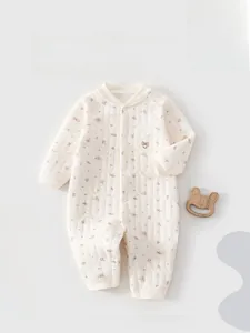 Vue détaillée d'une barboteuse matelassée pour bébé avec imprimé floral et lapin brodé