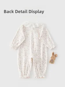 Vue arrière du barboteuse bébé en coton à fleurs avec col en dentelle et poignets