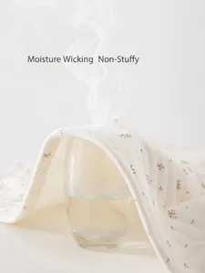 Combinaison en coton pour bébé avec motif floral montrant la démonstration de vapeur