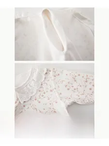 Détail de la couture plate et du col en dentelle sur le body floral pour bébé