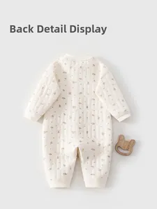 Vue détaillée du dos d'une combinaison bébé matelassée crème avec motifs floraux