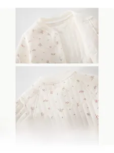 Gros plan sur l'encolure confortable et la texture en coton matelassé du body pour bébé