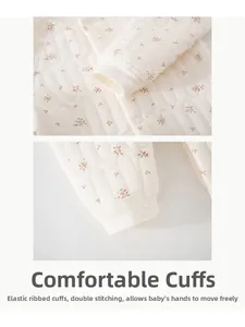 Détail du body matelassé pour bébé avec poignets côtelés et motif floral délicat