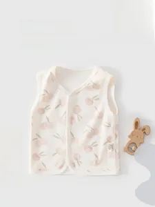 Détail d'un gilet en coton pour bébé avec motif de pêche et boutons sur blanc