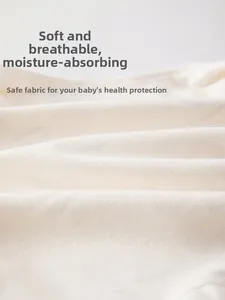 Vista macro del tessuto in morbido cotone traspirante per abiti da neonato