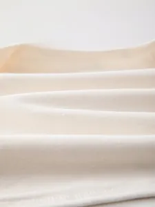 Vue détaillée du tissu en coton double couche doux et respirant pour gilet bébé