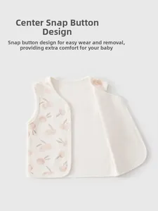 Détail du gilet en coton pour bébé avec motif cerise et boutons-pression cachés