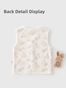 Détails du dos du gilet pour bébé en coton avec imprimé de cerises roses douces