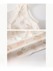 Gros plan détaillé du gilet en coton pour bébé avec motif pêche et boutons pressions