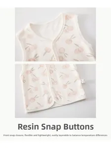 Vue détaillée des boutons-pression en résine sur le gilet en coton imprimé pêches