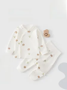 Détail d'un ensemble pyjama bébé en coton avec imprimé lion et maille douce