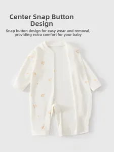 Détail d'une grenouillère en coton pour bébé avec boutons-pression et motif d'abeille