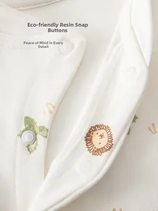 Détail d'un haut bébé en coton avec pressions en résine éco et motif lion mignon