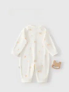 Détail du dos d'une barboteuse bébé avec imprimé floral de lapins et carottes