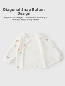 Détail du haut de pyjama bébé à imprimé lion avec boutons-pression diagonaux