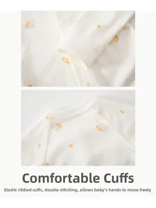 Détail de grenouillère bébé avec poignets élastiques côtelés et coutures doubles en coton