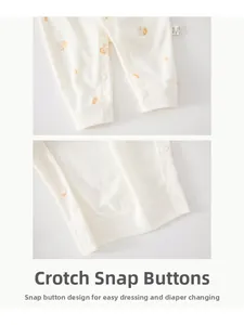 Détail des boutons-pression sur barboteuse en coton doux avec motifs de lapins