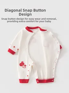 Details des Baby-Baumwoll-Stramplers mit Druckknöpfen, weißem Stoff und roten Rippbündchen