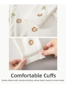 Détail du pyjama montrant des poignets élastiques côtelés et une couture double de qualité