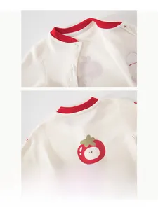 Detail von Rundhalsausschnitt und rotem Tomaten-Print auf weichem Baumwoll-Babybody