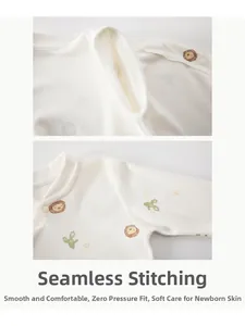 Détail du haut de pyjama en coton pour bébé avec coutures sans os et motifs de lion