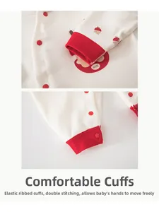 Details von roten Rippbündchen und Bärenprint auf Baby-Body aus weicher Baumwolle