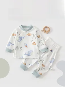 Détail d'un pyjama bébé en coton doux avec motifs de baleines et pantalon taille haute