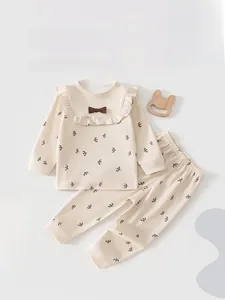 Détail de l'ensemble pyjama bébé fille en coton à motif d'oiseaux et volants