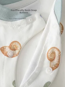 Détail des boutons-pression en résine écologique sur l'ensemble pyjama en pur coton pour bébé