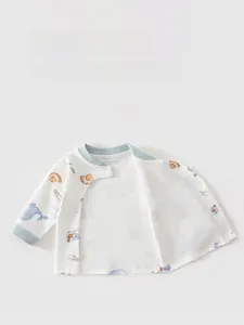 Détail du haut en coton pour bébé avec boutons-pression et motifs marins