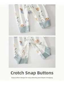 Détail du pyjama bébé en coton avec boutons-pression pour un change facile et motifs coquillages