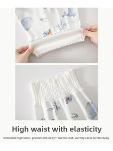 Détail de pantalon bébé à taille haute élastique pour protection du ventre