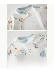 Détails du pyjama en coton pour bébé avec col en maille côtelée et fermeture à boutons