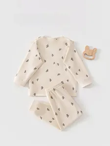 Vue détaillée du pyjama en coton pour bébé avec motifs d'oiseaux et texture douce