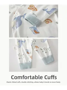 Détail des poignets de pyjama pour bébé avec bords-côtes élastiques et motifs de baleines