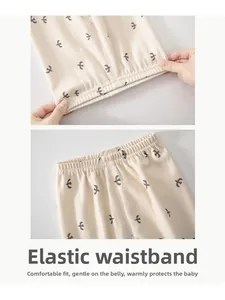 Détail de la taille élastique de ce pantalon en coton pour bébé à motifs d'oiseaux