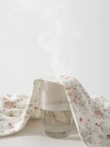 Body bébé à fleurs montrant une grande respirabilité avec vapeur sur maille douce