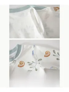 Vue macro des coutures sans couture et du bouton pression sur pyjama en coton pour bébé